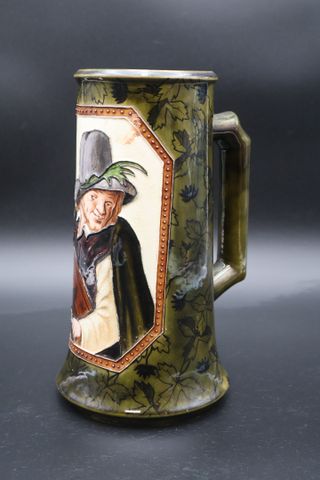 Grande chope en faïence « joueur de vielle) (petit éclat)