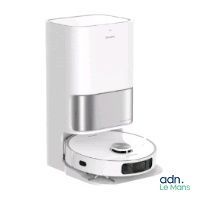 sèche-mains automatique blanc et argenté fixé à un mur blanc
