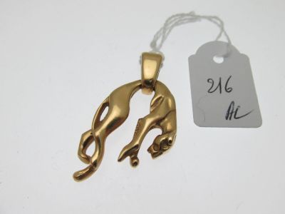 gros plan sur un collier en or portant une étiquette