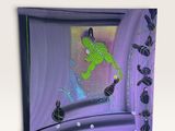 tableau représentant une grenouille verte devant une fenêtre aux rideaux violets