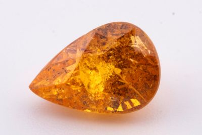 l'image d'un diamant jaune sur un fond blanc