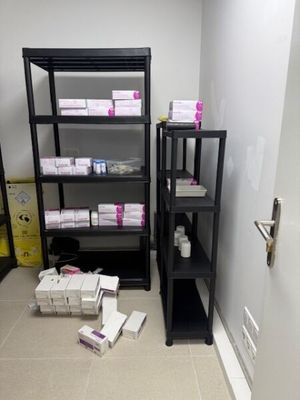 une pièce avec des étagères et des cartons posés par terre