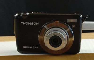 Lot: appareil photo thomson et chargeur sans fil