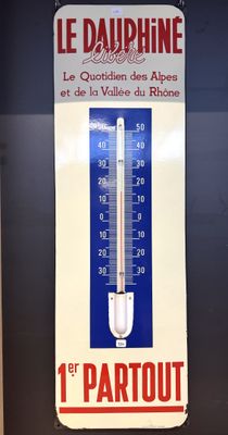un thermomètre accroché au mur d'une pièce