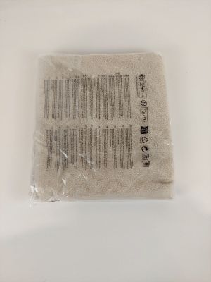un sac de sable posé sur une surface blanche