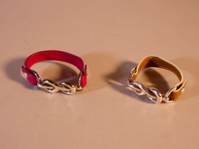 deux bracelets munis de chaînes, posés sur une table