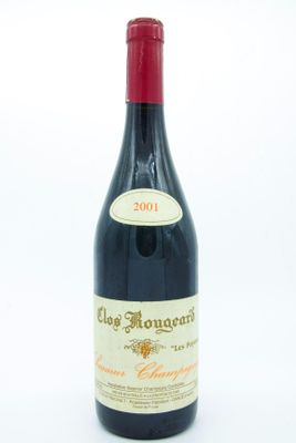 une bouteille de vin posée sur une table
