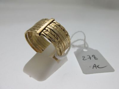 gros plan d'une bague en or portant une étiquette de prix