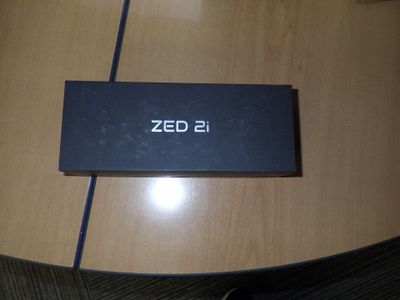 une boîte posée sur une table sur laquelle est inscrit « zed 2 »