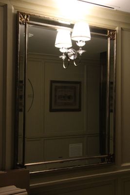 une salle de bain avec un lavabo et un miroir