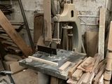 une photo d'un atelier où l'on voit beaucoup de bois
