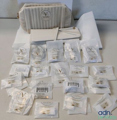 une image représentant une table sur laquelle se trouvent de nombreux sacs et un paquet de mouchoirs