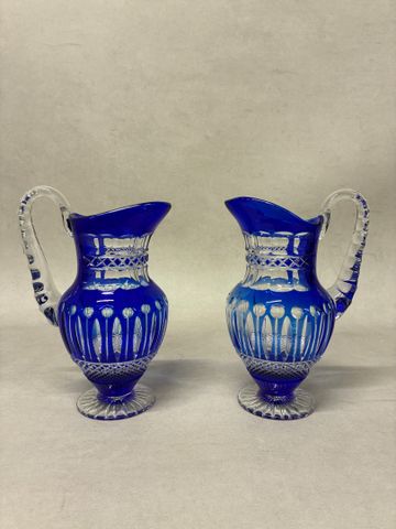 Paire de pichets en cristal teinté bleu. Haut : 27