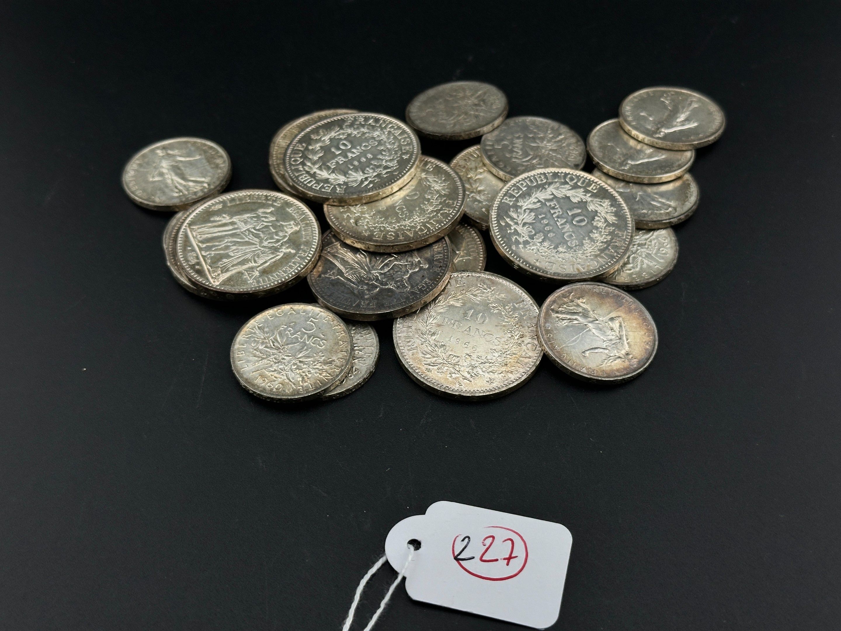 Lot de pièces en argent comprenant : - - 13 pièces de 5 Fran…