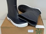 une paire de bottes de pluie noires posée sur une boîte en carton