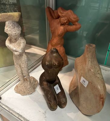trois vases exposés dans une vitrine