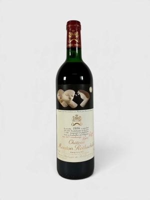 une bouteille de vin posée sur une table