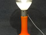une lampe de table orange surmontée d'une ampoule blanche