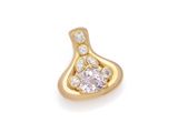 une photo d'une boucle d'oreille en diamant et en or jaune
