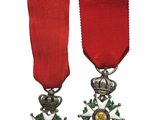 deux médailles ornées d'un ruban rouge et d'une étoile sur fond blanc