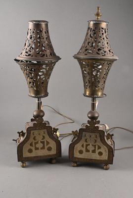 Amusante paire de lampes en cuivre et métal gravé, à diffuse…