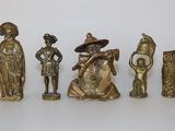 cinq figurines posées sur une surface blanche