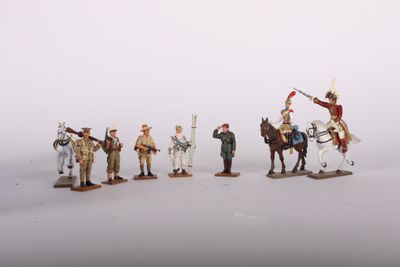 plusieurs figurines représentant des hommes à cheval, alignés les uns derrière les autres, par temps brumeux