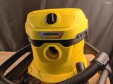 un aspirateur jaune posé sur une table