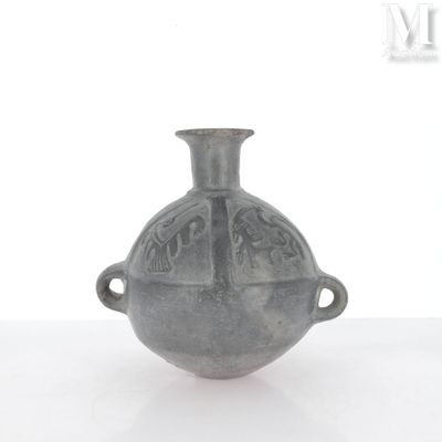 un petit vase gris muni d'anses, posé sur une surface blanche