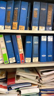 de nombreux livres sur les étagères de la bibliothèque