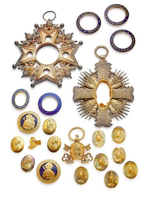 une image représentant une collection de médailles et d'autres objets posés sur une surface blanche