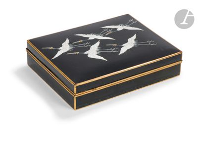 une image représentant une boîte noire et dorée ornée d'oiseaux