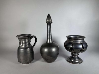 trois vases posés l'un à côté de l'autre sur une table