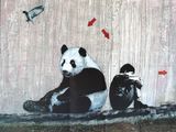 tableau représentant deux pandas assis sur un rebord, avec des oiseaux qui volent autour d'eux