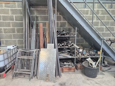 un tas d'objets métalliques dans un garage avec un escalier
