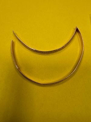 une paire de ciseaux posée sur une table jaune