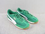 baskets Puma vertes et blanches avec des touches dorées sur les semelles