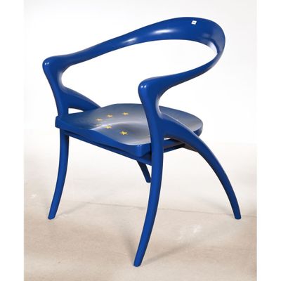 La chaise est bleue et arbore un drapeau européen sur l'assise.
