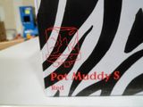 une boîte noire et blanche sur laquelle figure un logo rouge