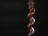 une paire de bougeoirs en bois ornés de motifs en spirale