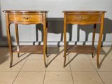 deux tables en bois avec des tiroirs de chaque côté