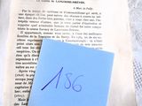 une feuille de papier sur laquelle est collé un autocollant bleu