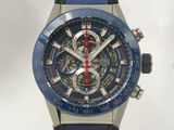 gros plan d'une montre-bracelet avec un bracelet bleu