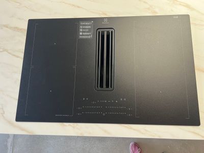 une cuisinière noire avec un brûleur noir dessus