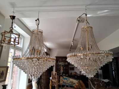 deux lustres suspendus au plafond dans un salon