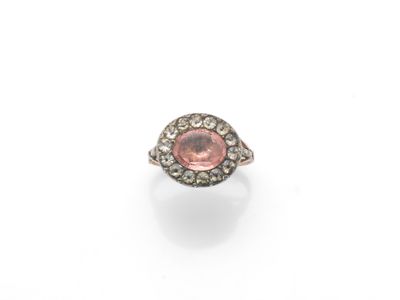une bague en tourmaline rose et diamant
