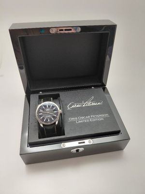 une boîte avec une montre à l'intérieur sur une table