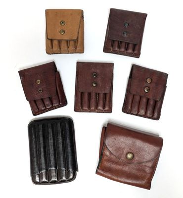 six pochettes en cuir comportant quatre compartiments différents, sur un fond blanc