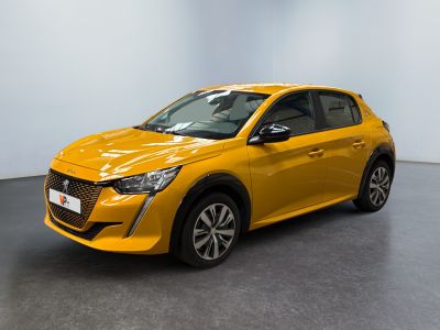 Une voiture jaune est garée dans une grande pièce.