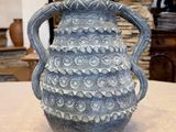 un vase posé sur une table dans une pièce